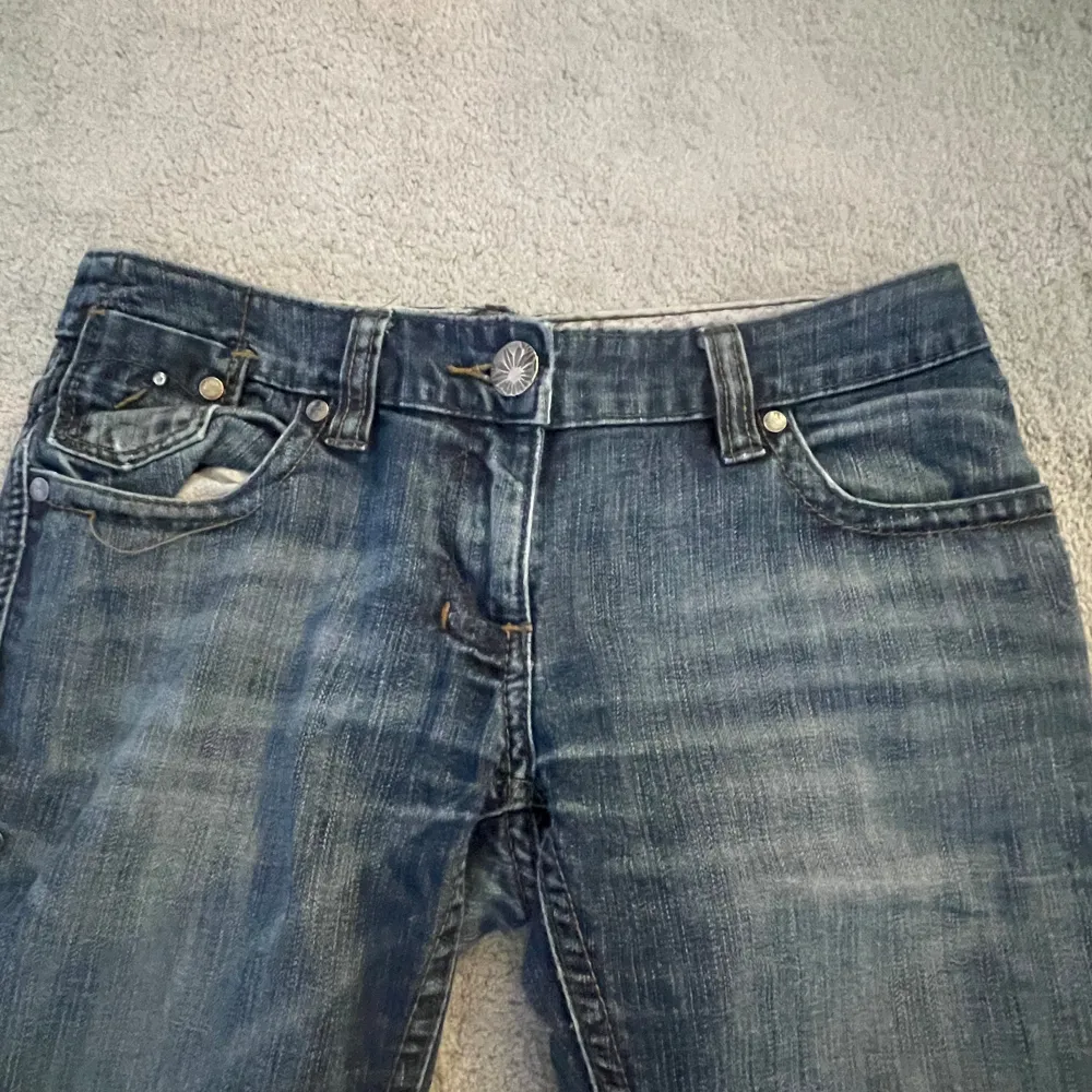 Säljer dessa Lågmidjade jeans som är köpt secondhand. Säljer för att dom är för stora. Är i bra skick och är i storlek S  (Tar Swish) . Jeans & Byxor.