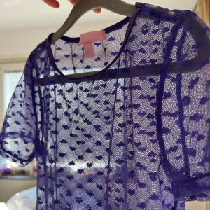 Topp - Söt topp med hjärtan från sugarthrills. Köpt från dollskill. Aldrig använd. 