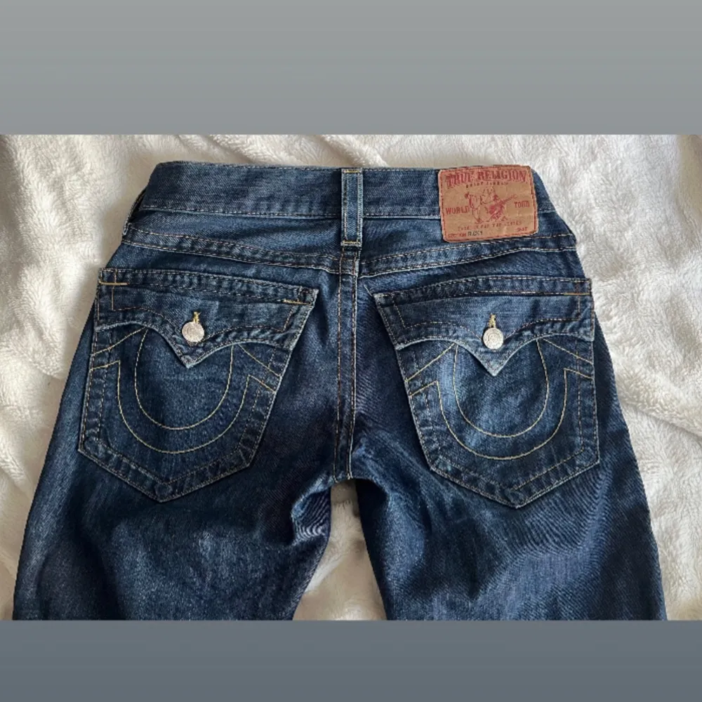 True Religion jeans i bra skick, slitet längst ner i på baksidan annars som ny. Bootcut i modellen och passar ngn ca 168-172, men är du kortare kan du vika upp. Passar på S-M, de är stretchiga. Skriv gärna om ni har frågor/vill se hur de ser ut på 💕. Jeans & Byxor.