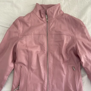 Rosa Bikerjacka - Rosa Bikerjacka ❤️‍🔥 Står storlek L på plagget men skulle snarare säga att det är en XS/S 