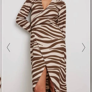 SLUTSÅLD fantastisk klänning NAKD - Säljer den här fantastiska klänningen från NAKD pga måste rensa i garderoben 😢 Oanvänd med lapparna kvar! Stl 34, nypris 699 kr.