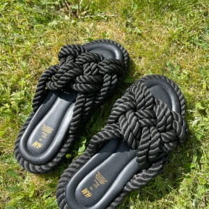 Tofflor - Ett par jättesnygga tofflor ifrån H&M i strl 39 som är näst intill nyskick💕