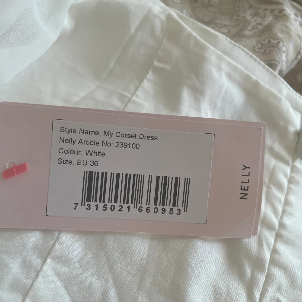 slutsåld klänning från nelly.com, köpte flera olika till studenten förra året men hann inte lämna tillbaka så prislappen är fof kvar❤️ tyvärr för liten så kan ej visa på❤️. Klänningar.