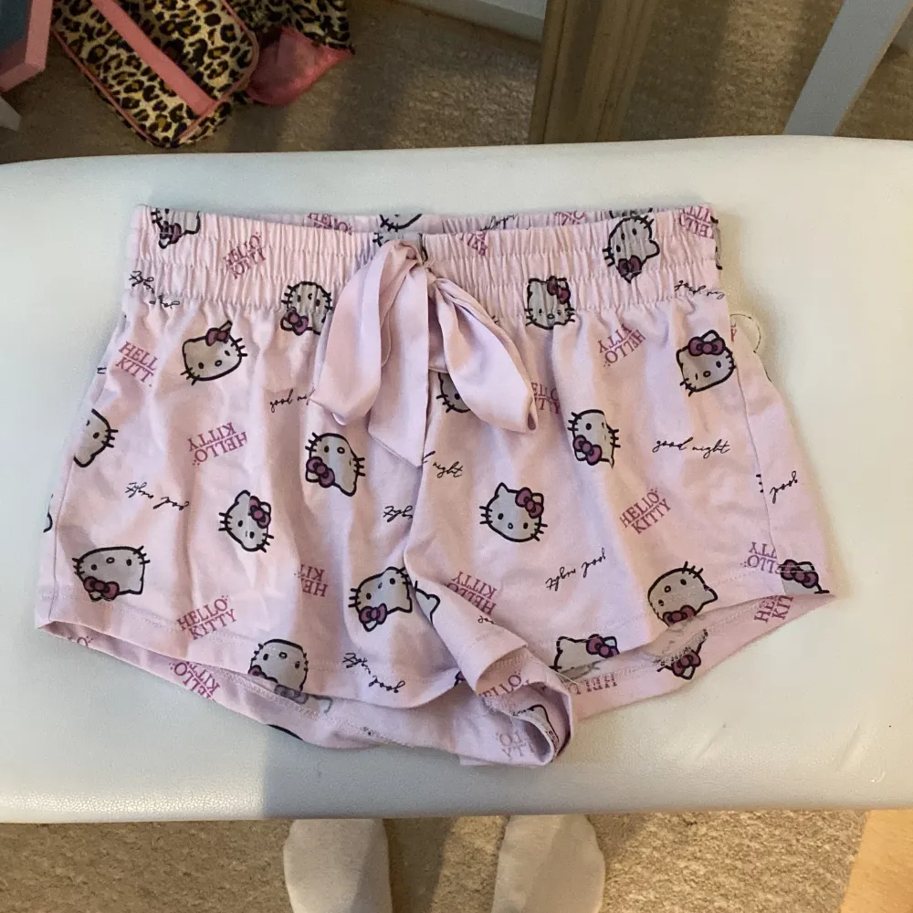Ett par hello kitty shorts som jag använt ungefär 1 gång! Jag tycker inte att de passar mig så väljer att sälja dom för 200kr de är slutsålda överallt. ❤️ Tryck köp nu! . Shorts.