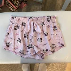 Ett par hello kitty shorts som jag använt ungefär 1 gång! Jag tycker inte att de passar mig så väljer att sälja dom för 200kr de är slutsålda överallt. ❤️ Tryck köp nu! 