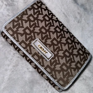 DKNY plånbok - Superfin DKNY plånbok som jag fick av en vän, men kommer tyvärr aldrig till användning. Den har 16 stycken fack/utrymmen. Väldigt mycket man får plats i. 