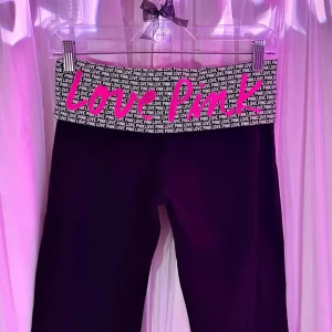 2000s victoria secret foldover yoga pants - ✰*฿✩‧₊˚ läs gärna köpvillkoren innan köp - FAST PRIS, DISKUTERAS EJ ✰ storlek S, midja: 36 cm, innerben: 70 cm. modellen är lowrise bootcut ✰ har lite cracks i "LOVE PINK" printen annars inget märkvärdigt, sparsamt använt second hand plagg💕