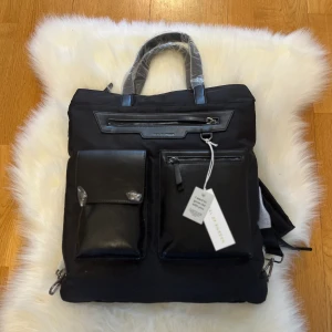 Ideal of Sweden Ryggsäck  - Snygg Ideal of Sweden Ryggsäck i helt nytt skick med prislapp. Ryggsäcken är fortfarande inplastad och har aldrig använts, kan även användas som handväska. Nypris på denna är 1500 kr. Funkar för både män och kvinnor. 