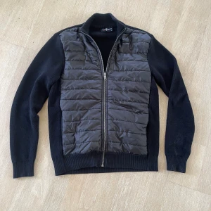 Cardigan  - Cardigan i nyskick 10/10. Finstickad. Storlek ”S” men är någorlunda stor i storleken. 