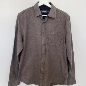 Brun skjorta - Brun bomullsskjorta från Dressmann, mjukt och bekvämt tyg. Väldigt gott skick!