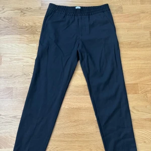 Filippa K byxor - Filippa K terry cropped trouser  Storlek 46 (motsvarar S skulle jag säga)  Väldigt fint skick!