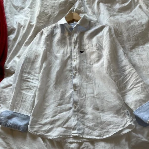 Armani skjorta  - Armani skjorta i mycket bra skick, inga defekter.  Storlek 14years(166cm) Modell är ca 175cm