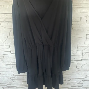 Klänning  - Jätte snygg svart klänning som funkar till de mesta! 