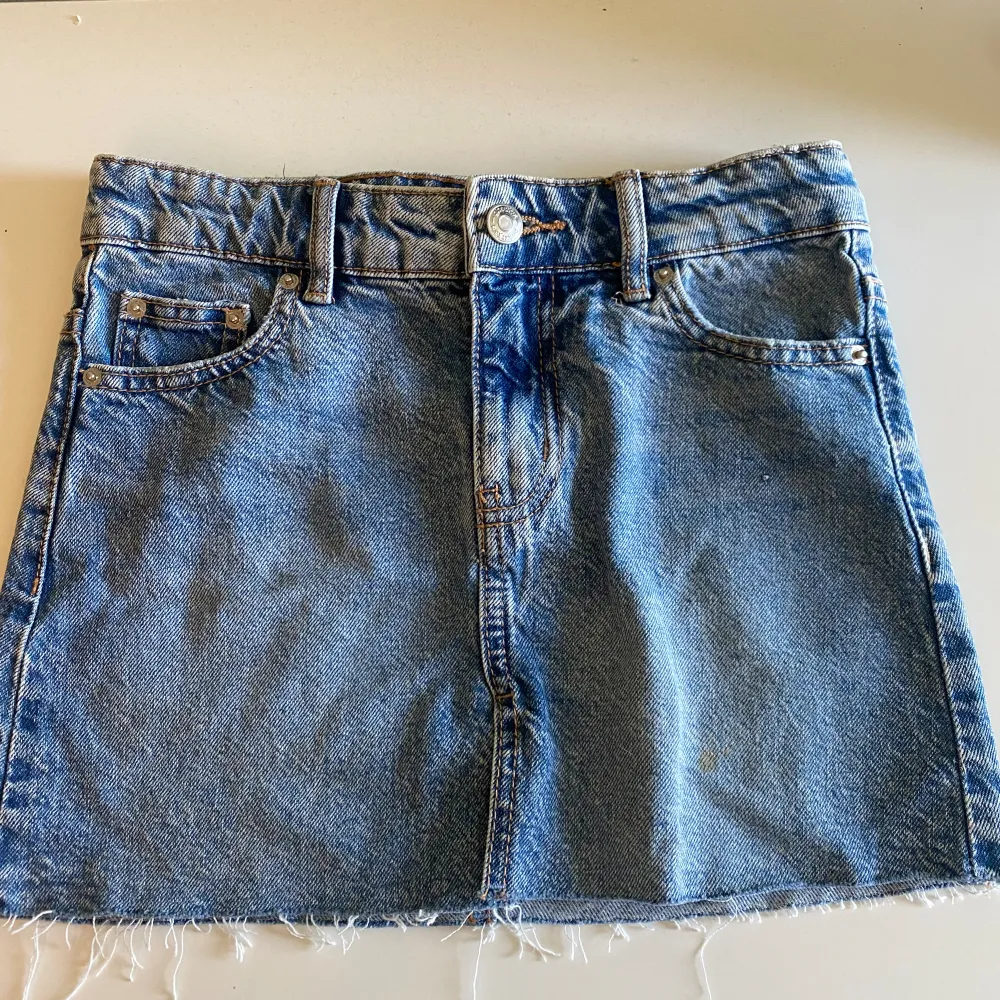 Jeans kjol från Gina köpt förra året för ca 300kr. Säljer för 200 kan tänka mig sänka priser för snabb affär. (Använd fåtal ggr). . Kjolar.