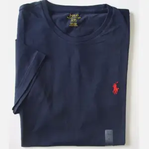 Hej 👋 Säljer en äkta Polo Ralph Lauren t-shirt i använt skick. Färgen är blå och org pris är runt 900 kr.