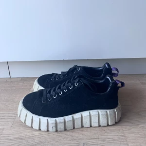Eytys sneakers - Köpa på Nk, använda Max 5 ggr. Säljer pga förstora tyvärr! Nypris 2100kr. Kan diskutera priset!