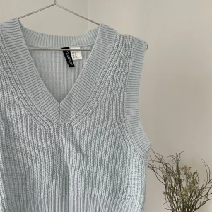 Ljusblå väst - En supersöt ljusblå väst perfekt till våren. Säljer då jag tyvärr aldrig fått någon användning för den🤍🤍