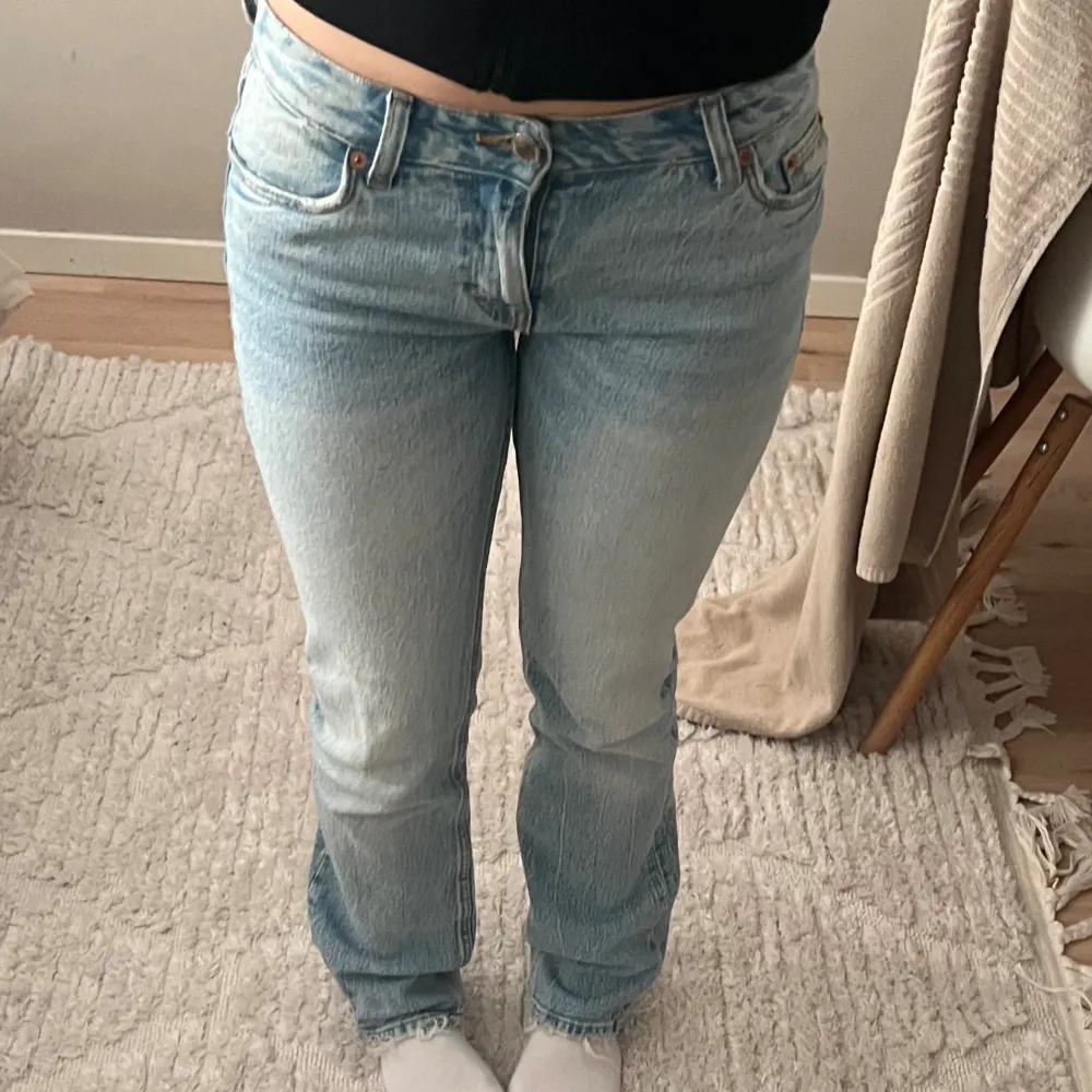 Säljer dessa super fina och sköna Lågmidjade jeans från pull and bear de är i storlek 32 men passar 34. De har inga defekter. Tryck gärna på köp nu 💕. Jeans & Byxor.