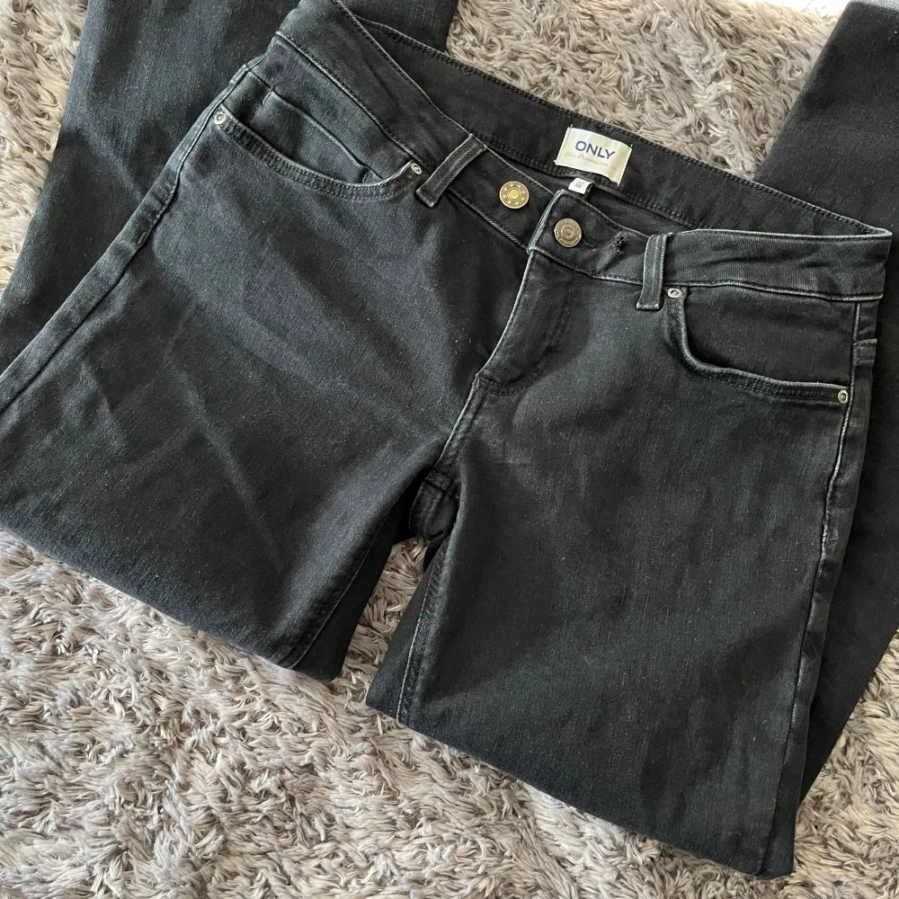 Svarta jeans som passar mig i  längden, jag är 1,63 men för stora i midjan därför kommer inte dem till användning . Jeans & Byxor.