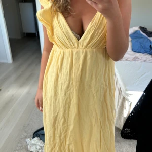 Klänning - Sommarklänning med öppen rygg med knyter💓💓superfint skick❤️