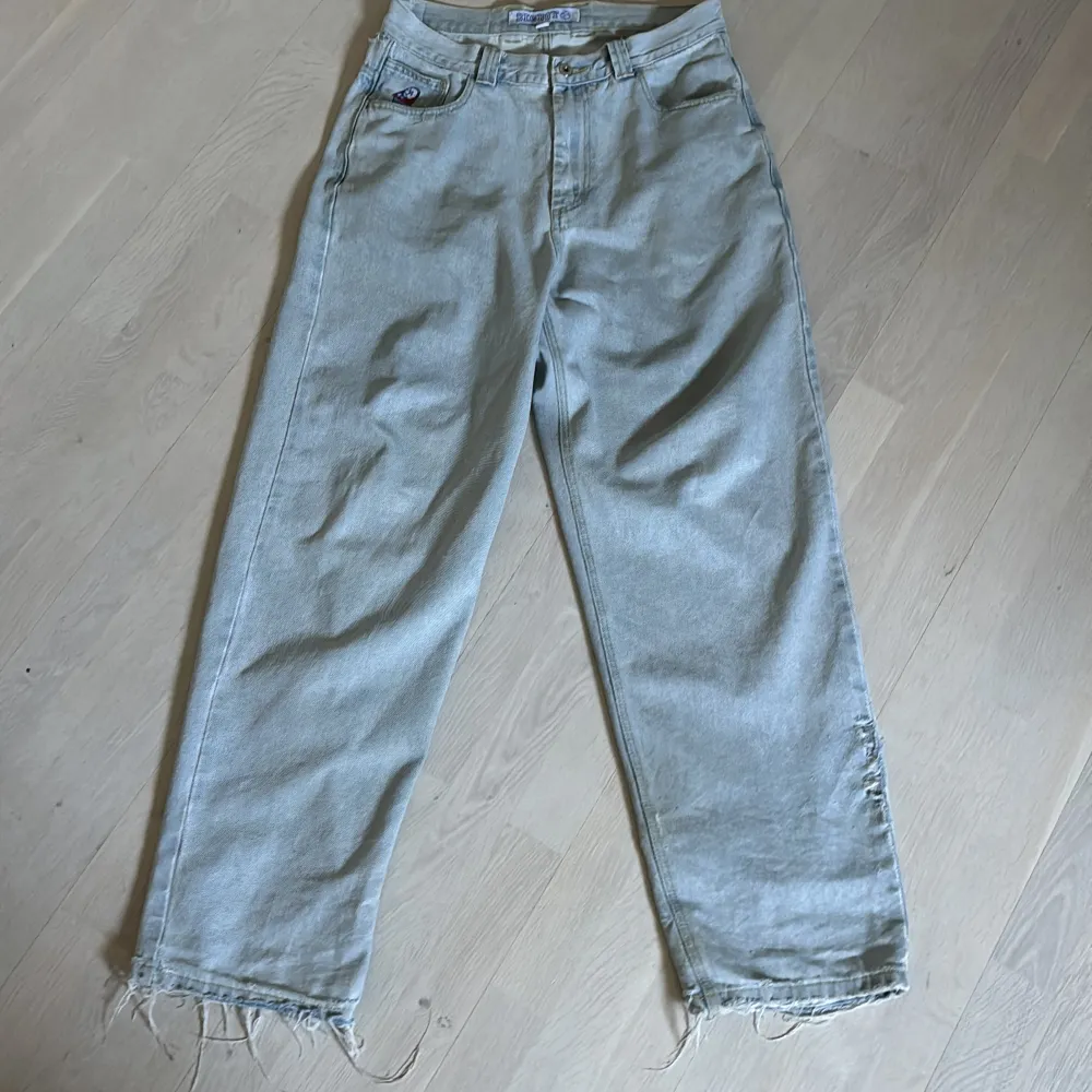Polar big boy jeans lite slitna men inte så mycket skada.  Storlek medium.  Skicka gärna prisförslag🙏. Jeans & Byxor.