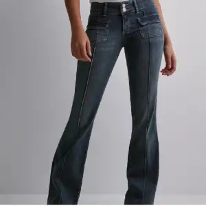Blåa lågmidjade bootcut jeans från Nelly i bra skick och avklippta och passa någon som är 160-168 cm perfekt (jag är 164cm) 🫶🏻