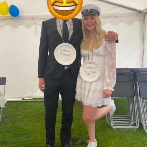 Studentklänning  - Jätte populär studentklänning från NA-KD. Den var slutsåld hela förra året och även detta tror jag. Jag är 168 cm. Endast använd 1 gång. 