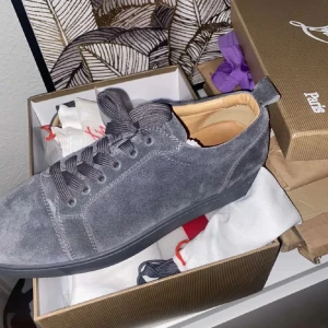 Säljer mina loubs - Säljer ett par Christian Louboutin skor i grått utan nitar. De ör i storlek 45 är typ helt oanvända