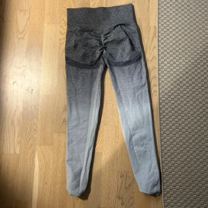 Oanvända FAMME tights - Oanvända ombre scrunch FAMME tights i storlek M. Passar S/M. Nypris ca 550