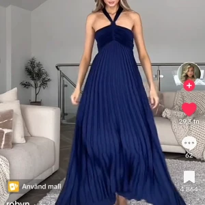 Blå klänning  - Mörkblå klänning från mango, använd en gång på ett bröllop❤️ säljer då den inte kmr till användningen. Storlek Xs men passar även S , jag är 165 cm och den var inte för lång på mig❤️ordinarie pris 1299kr säljer för 900kr