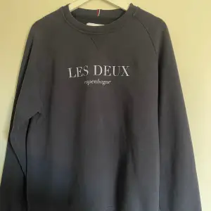 Sweatshirt från Les Deux. Prislapp sitter kvar