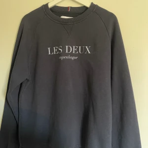 Les Deux - Sweatshirt från Les Deux. Prislapp sitter kvar