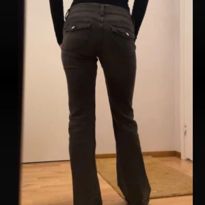 Trendiga jeans  - Lågmidjade jeans med coola fickor. Knappt använda och slutsålda i butik. 