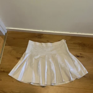 Cute skirt from Monki - Har använt kjolen en gång men den har inte varit använt efter det. Kjolen är jättesöt och super comfortable!! 