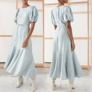 & other stories blå balklänning - superfin klänning från & other stories. helt oanvänd, prislapp kvar. nypris 890kr! köpte 2020 till en bal som blev inställd 💔bilden är på pyper america. jag är 164 cm och klänningen går ner till vristerna.