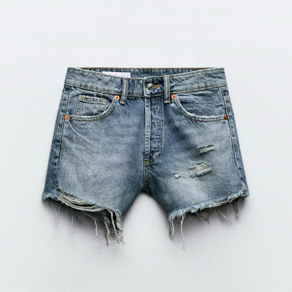 Jeansshorts från Zara i storlek 36. Använda 1 sommar förra året men i bra skick. 💕💕Säljer för att jag inte tycker de passar.💕 . Shorts.