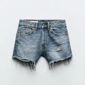 Jeansshorts från Zara i storlek 36. Använda 1 sommar förra året men i bra skick. 💕💕Säljer för att jag inte tycker de passar.💕 