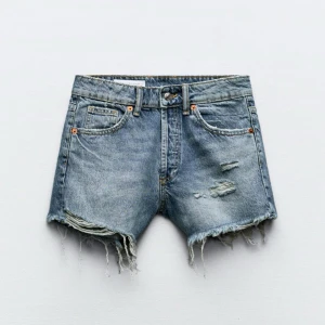 Jeansshorts - Jeansshorts från Zara i storlek 36. Använda 1 sommar förra året men i bra skick. 💕💕Säljer för att jag inte tycker de passar.💕 