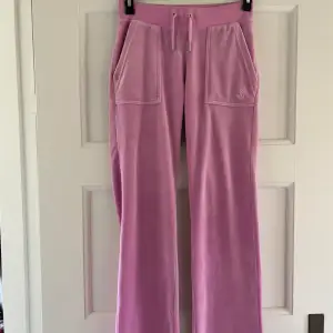 Jag säljer nu mina Juicy Couture byxor i färgen rosa då dem aldrig kommer till användning längre. Använt fåtal gånger därav bra skick på dem. Jätte skönt material och färgen är så fin. Storleken är XS