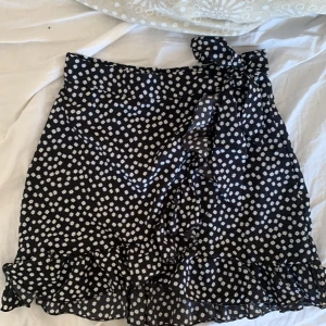 Blommig Kjol - Super snygg kjol från Lindex som tyvärr inte kommer till andvändning, använd 2-3 gånger 🩷