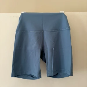 Träningsshorts från Lululemon  - Träningsshorts från Lululemon, Align material, helt oanvända. Strl 4, i längd 4 motsvarar Xs/S