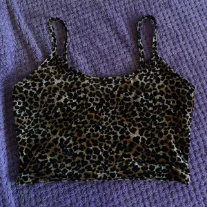 leopard mönstrat linne med något slags sammet material