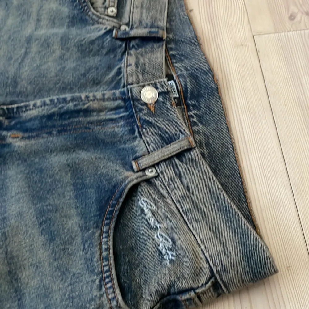 Tvärfeta sweet sktbs jeans som bara är använda några gånger. Storlek xs passar mer som S/M med baggy fit. De har en riktigt nice stonewash. Kontakta för mer info!. Jeans & Byxor.
