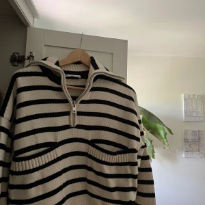 Stickad tröja från Zara - Säljer denna as snygga tröja från zara med halv-zip. Perfekt nu till sommaren över kjol, klänning eller jeans. Använd gärna köp nu!