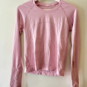 Lululemon långärmad  - Lululemon långärmad Träningströja i tunnt strechigt material, bra skick. Strl 4 motsvarar Xs/S