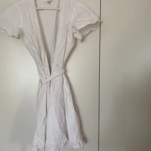 Vit söt klänning  - Använd 1 gång! perfekt för studenten eller midsommar😍😍