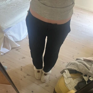 Kritsvartsrandiga kostymbyxor  - Kritsvartrandiga kostymbyxor! Köpt på secondhand men aldrig använt! 