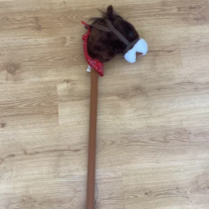 Den är lite sönder vid huvudet men annars bra skick - Brun och fin 