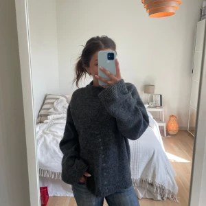 Stickad tröja  - En mörkgrå ull stickad tröja från Gina Tricot i storleken xs.  Tröjan är helt slutsåld och i super skick💫 Skriv vid fler fler frågor och priset kan diskuteras🌺💛 