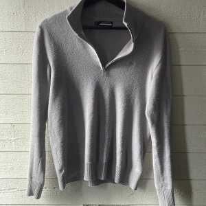 J Lindeberg Half-Zip - Säljer nu min ljusgråa J Lindeberg halfzip då den har blivit för liten Storlek: M, passar S Nypris: 1300, säljs för 400 pga lite noppig. Pris kan diskuteras vid snabb affär